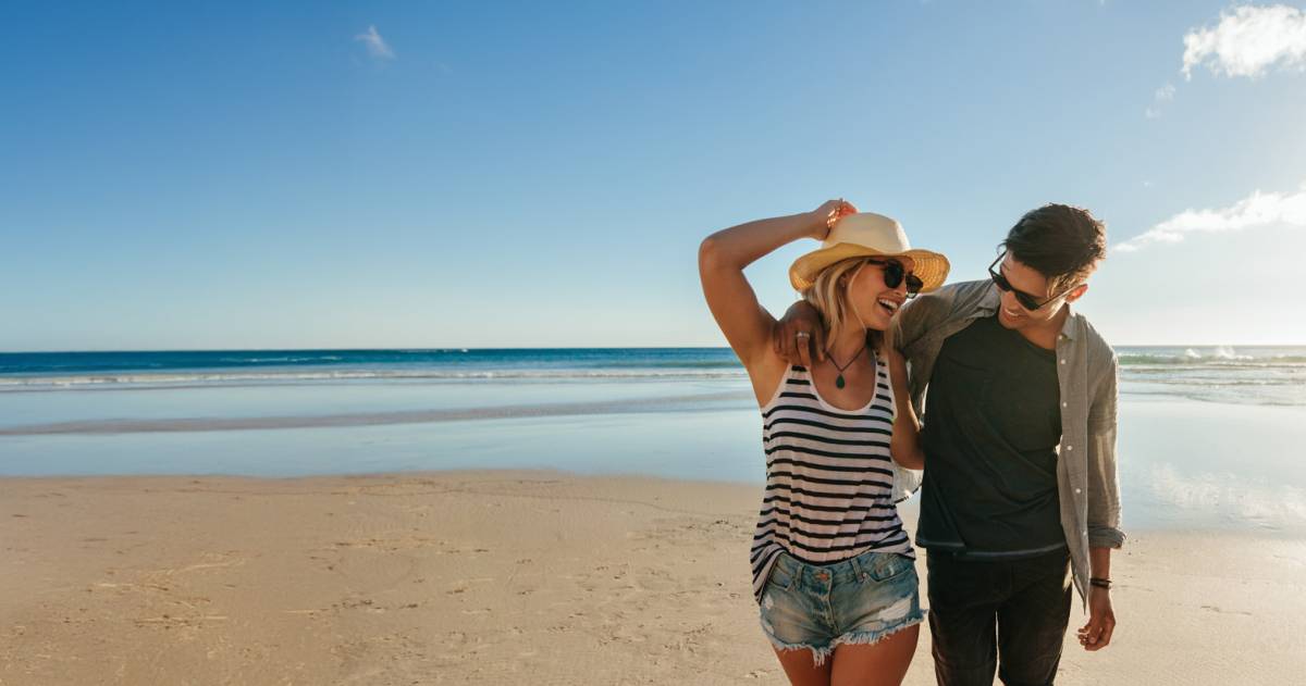 Een gelukkig stel samen op het strand