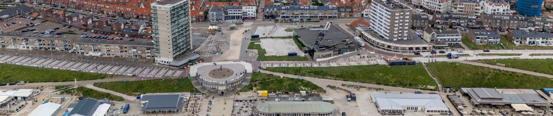 Luchtfoto van het strand, de boulevard en restaurants in de Nederlandse kustplaats Zandvoort.